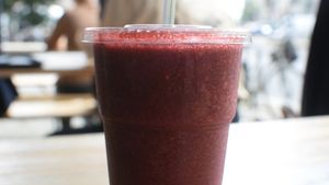 berry smoothie at Momos - Organic Veggie Dumplings in Berlin