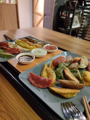 Vegan tasting platter of fried and steamed dumplings at Momos - Organic Veggie Dumplings in Berlin