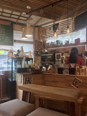 Cozy interior  at jejudobrrwercoffee - 재주도부러워커피 - Maybe closed in Jeju