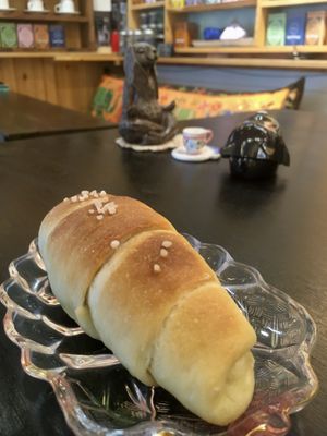 Vegan salt bread and extensive tea selection on the shelves  at jejudobrrwercoffee - 재주도부러워커피 - Maybe closed in Jeju