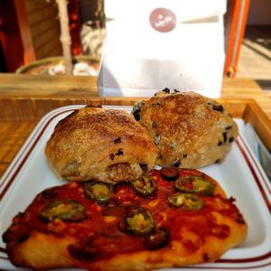 Pizza and ciabatta of mushrooms and olives at Ashville Bakery Cafe - 애쉬빌 베이커리 카페 in Seoul