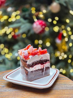 Winter Season cake
Strawberry feat.
Chocolate at Ashville Bakery Cafe - 애쉬빌 베이커리 카페 in Seoul