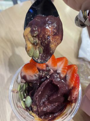Peanut butter - Açaí - pumpkin seeds #Veganuary at Oakberry Acai in Bangkok