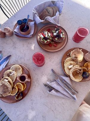 There was a complimentary surprise breakfast every single morning and it was the best breakfast we ever had every time lol  at Ethos Vegan Retreat in Santorini