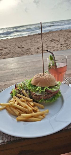 Veganer Burger at Terick's Sea Garden Restaurant & Bar in Induruwa