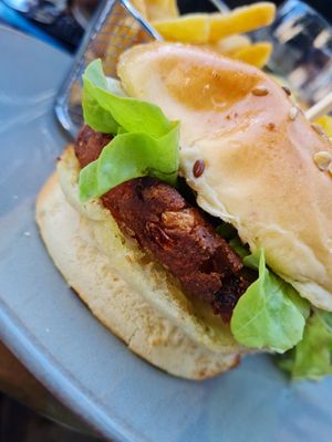 Burger vegan con patatine at Chez Plumeau in Paris