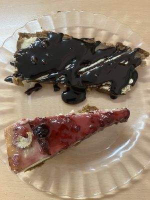 Tartas tiramisú y de queso #Veganuary at La Galla Tasca Vegana in Barcelona