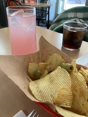 Limonada casera, vermut y patatas #Veganuary at La Galla Tasca Vegana in Barcelona