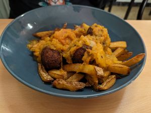 Daily menu "meat"balls and home fries at La Galla Tasca Vegana in Barcelona