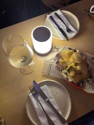 Chips con las bebidas  at La Galla Tasca Vegana in Barcelona