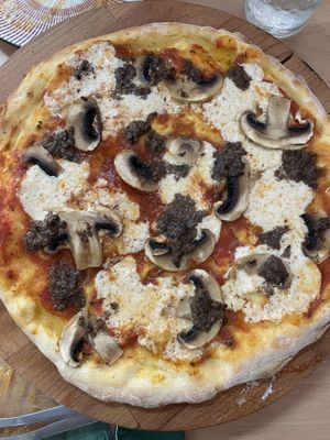 Pizza trufa  at La Galla Tasca Vegana in Barcelona