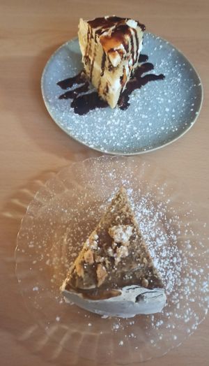 Tartas de yogur y de dulce de leche at La Galla Tasca Vegana in Barcelona