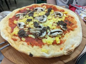 Truffle pizza at La Galla Tasca Vegana in Barcelona
