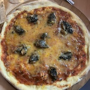Pizza con quesos veganos  at La Galla Tasca Vegana in Barcelona