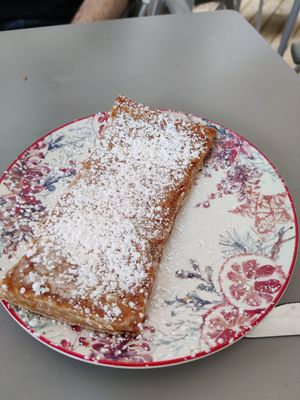 Hojaldre de crema at La Galla Tasca Vegana in Barcelona