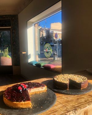 “Cheesecake” frutos rojos y chocolate y nueces! A base de anacardos  at NaturalMente - Italian Coffee Shop in Toledo