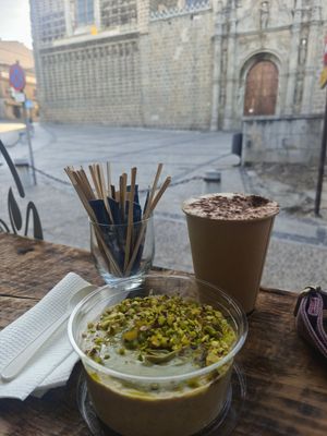 Cappuccino y porridge de avena con pistacho at NaturalMente - Italian Coffee Shop in Toledo