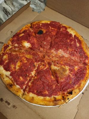 Vegan deep dish pizza at Kitchen 17 in Chicago