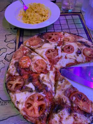 Margarita pizza and mac and cheese  at Kitchen 17 in Chicago