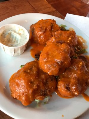 buffalo cauliflower wings at Kitchen 17 in Chicago
