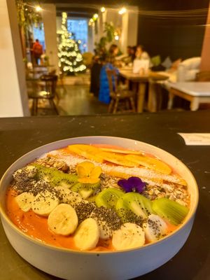 Red smoothie bowl at avant garden in Maastricht