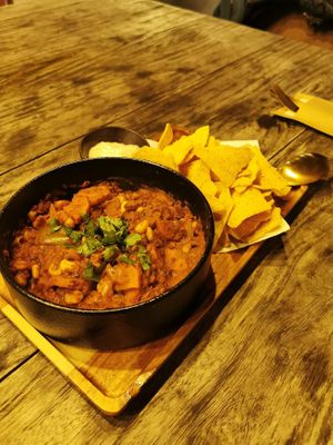 Chili sin carne with tortilla chips at avant garden in Maastricht