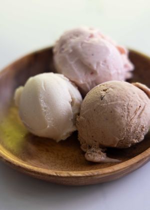 Ice Cream Scoop, always Creamy and delicious like Strawberry, Vanilla, Chocolate, Cookies&Cream and Matcha.
Stay tuned for new flavors and/or specials at Yerba & Buns in Hollywood