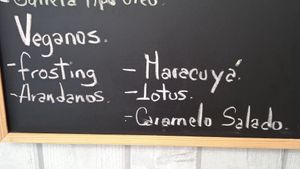 4 vegan options (salted caramel not available) at MadRolls - Cinnamon Rolls in Madrid