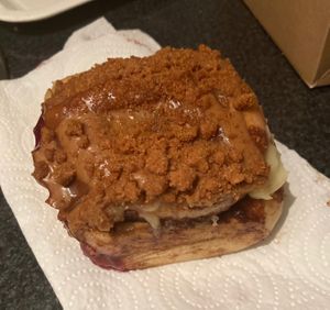 Lotus cinnamon roll, the least worse at MadRolls - Cinnamon Rolls in Madrid