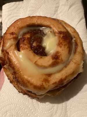 Cinnamon roll with glazing at MadRolls - Cinnamon Rolls in Madrid