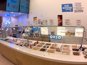 Loads of toppings, but do check because they're not all vegan. Many are though, including the cookie dough, but be warned because it is moreish AF! =D at 16 Handles - Times Square in New York City