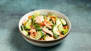 Chef salad with green lola lettuce, tomato, cucumber, pea protein ham, cheese, 1000 islands sauce at Handwich in Athens