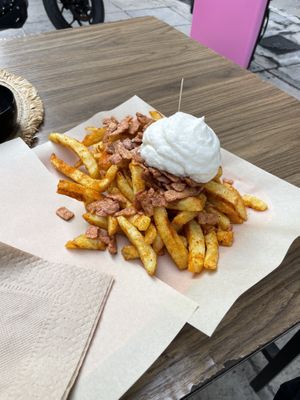 fries + „feta“ cheese sauce + bacon (5.60€)  at Handwich in Athens