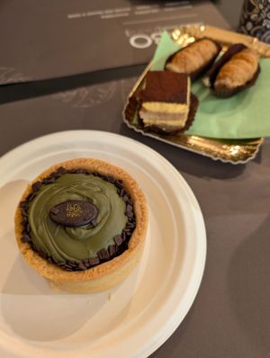 pistacho cream cake and tiramisu at Ko.bo Vegan in Milan