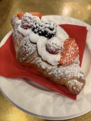 Brioche ripiena di panna  #Veganuary at Ko.bo Vegan in Milan