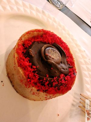 chocolate and raspberry cake at Ko.bo Vegan in Milan