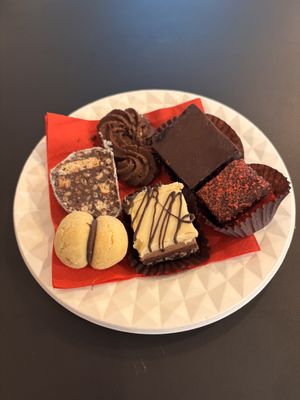 Selezione di pasticcini   at Ko.bo Vegan in Milan