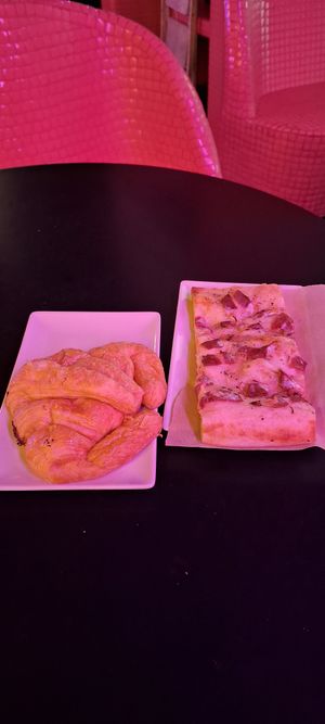 Croissant e pizza at New Freedom Cakes Cafe in Madrid