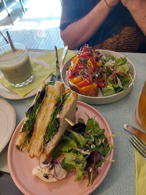 Vegan toast en tomato toast (w vegan cheese) at Cìciri in Brescia