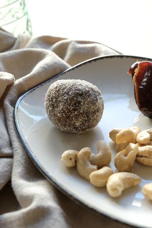 Ayurvedische Energy Balls mit Datteln und Nüssen – der perfekte vegane Energieschub für zwischendurch. at JayJay Yoga Cafe in Cologne