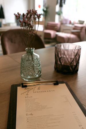 Gemütliche Sitzecke mit liebevollen Details – ideal zum Entspannen bei Kaffee oder Tee. Veganer Genuss in Wohnzimmeratmosphäre. at JayJay Yoga Cafe in Cologne