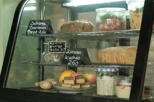 Unsere vegane Kuchenvitrine mit hausgemachtem Zitronenkuchen, Energy Balls und Overnight Oats und weiteren wechselnden Leckereien. Schaut gerne mal vorbei.
 at JayJay Yoga Cafe in Cologne
