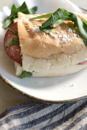 Knuspriges Panini mit veganem Aufschnitt, Rucola und hausgemachter Soße – perfekt für einen herzhaften Snack zwischendurch.
 at JayJay Yoga Cafe in Cologne