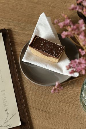 Der süße Klassiker: Unsere vegane Peanut-Butter-Bar mit dunkler Schokolade – glutenfrei, hausgemacht, unwiderstehlich!
 at JayJay Yoga Cafe in Cologne
