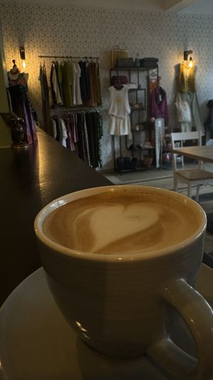 Unsere Kaffekreationen sind auch vegan, dank Hafer-, Mandel- und Sojamilch.  at JayJay Yoga Cafe in Cologne