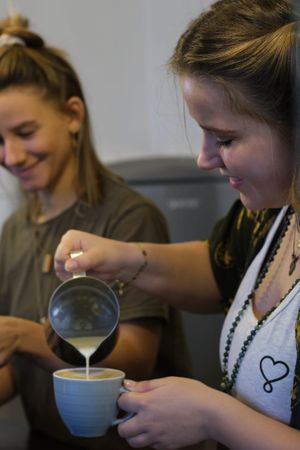Mit Liebe und frisch zubereitet: Unsere Kaffeegetränke wie cremige Cappuccinos mit Hafermilch. at JayJay Yoga Cafe in Cologne