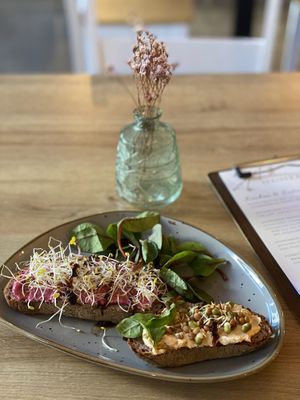 Brotgericht mit Rote-Bete- und Paprika-Aufstrich, getoppt mit frischen Sprossen und Blattsalat.  at JayJay Yoga Cafe in Cologne