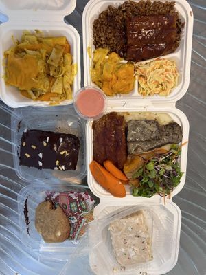 Dejeuner pour trois avec mac and cheese, riz et haricots noirs, « ribs » etc   at Healthy Lifestyle Center and Deli in Nassau