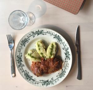 écrasé de légumes racines, boulettes et sauce brune  at À la Table des Célestes in Saint-benoit-sur-loire