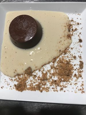 entremet chocolat, crème anglaise et brisures de biscuits cacahuètes at À la Table des Célestes in Saint-benoit-sur-loire